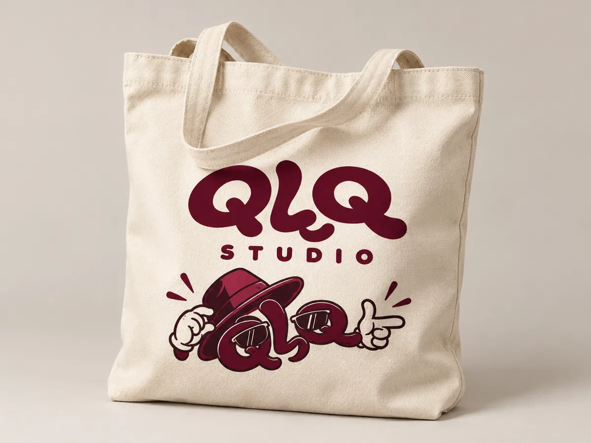 Bolsa de tela cruda con el logo QLQ Studio y El Pana Chipí